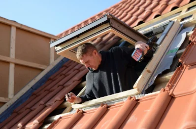 Pose de fenêtres de toit Velux à Souligné-Flacé